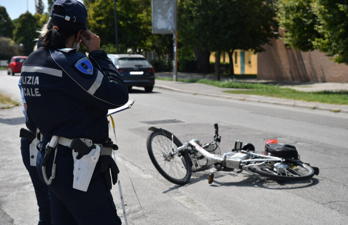 INCIDENTE CICLISTA CON AUTO PIRATA VIA SAN MAMA CON VIA RAVEGNANA A RAVENNA