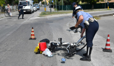 INCIDENTE CICLISTA CON AUTO PIRATA VIA SAN MAMA CON VIA RAVEGNANA A RAVENNA