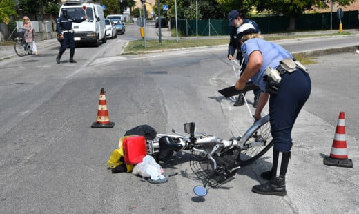 INCIDENTE CICLISTA CON AUTO PIRATA VIA SAN MAMA CON VIA RAVEGNANA A RAVENNA