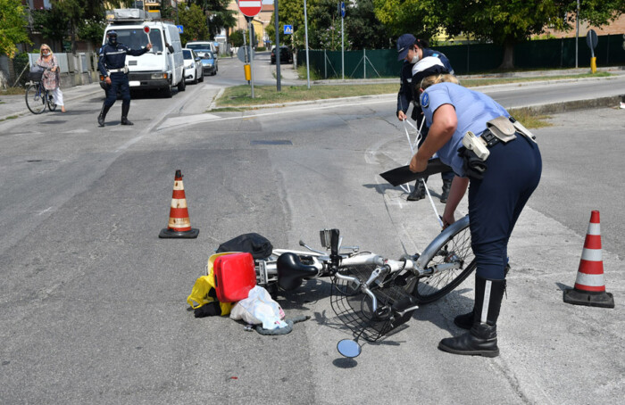 INCIDENTE CICLISTA CON AUTO PIRATA VIA SAN MAMA CON VIA RAVEGNANA A RAVENNA