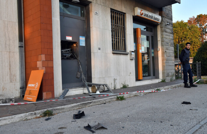 BANCOMAT SALTATO BANCA UNICREDIT SULLA STATALE ADRIATICA A MEZZANO (RA)
