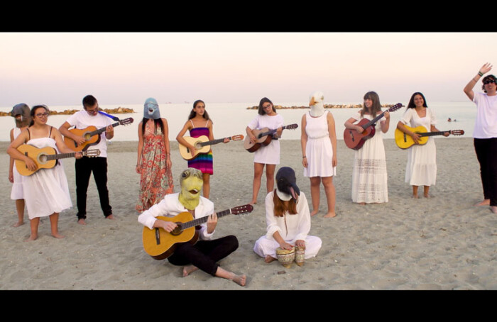 01 Un Mare Di Plastica