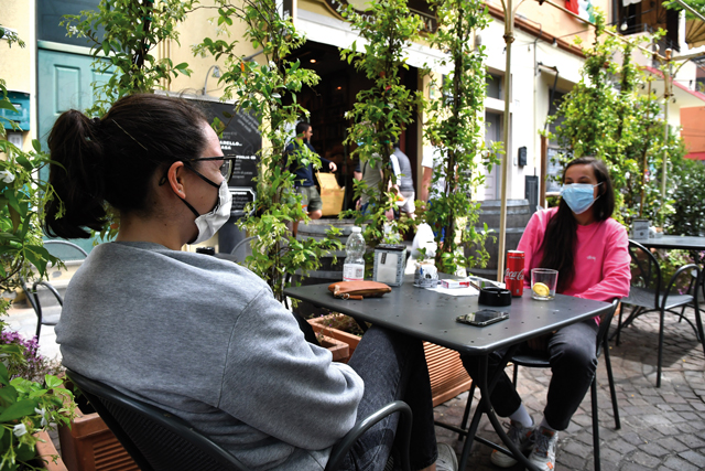 Ragazze Al Tavolo