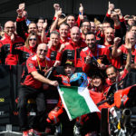 Marco Melandri esulta con il team (PhotoZac)