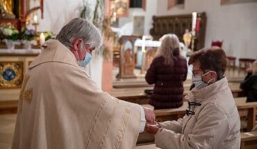 La Fase2/Niente Coro, Mascherina E Comunione Coi Guanti: La Messa Ai Tempi Del Covid