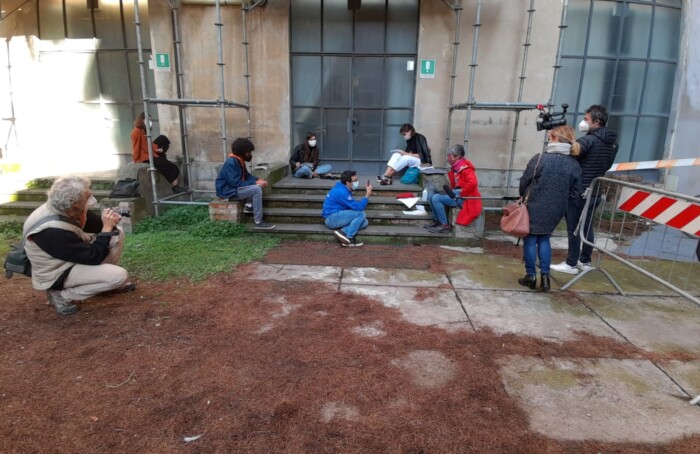 Gloria Ghetti fa lezione fuori dal liceo Torricelli a Faenza