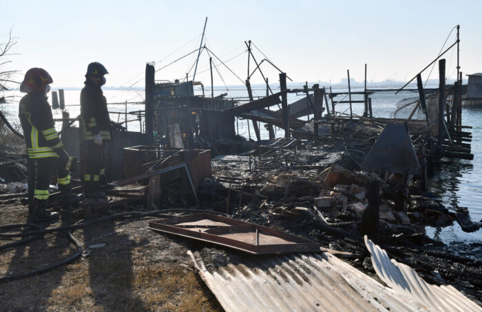 INTERVENTO VIGILI DEL FUOCO PER INCENDIO CAPANNO PIALASSA PIOMBONI A MARINA DI RAVENNA (RA)