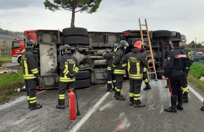 camion pompieri faenza ribaltato