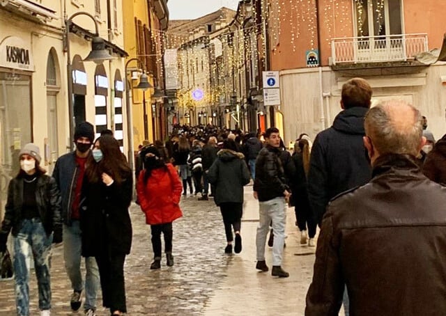 Folla Via Cavour 8 Dicembre