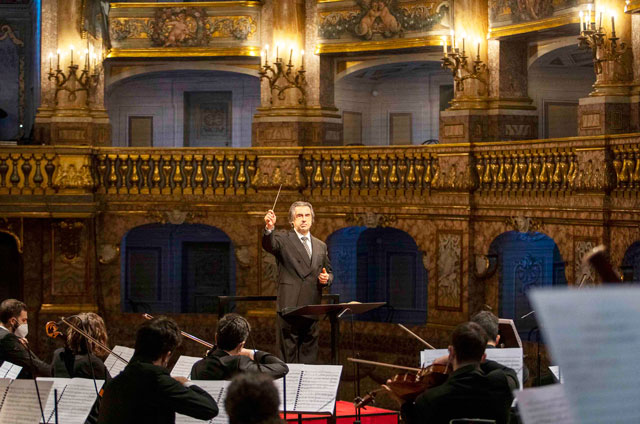 Riccardo Muti dirige l'Orchestra Cherubini nel tetro di corte della reggia di Caserta (foto Marco Borrelli)