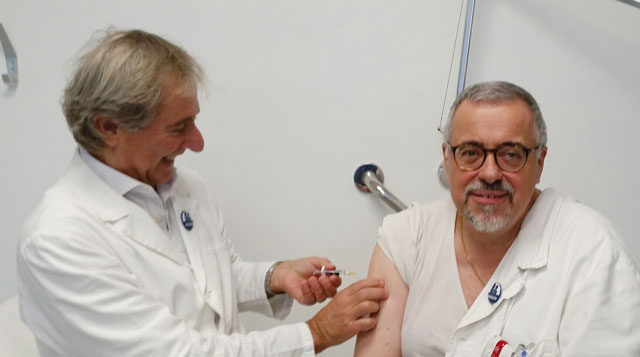 Il dottor Falcinelli assume il vaccino anti-influenzale nel 2019, di cui era testimonial sul territorio. Ora si è appena vaccinato contro il Covid