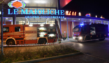 INCENDIO CENTRO COMMERCIALE MAIOLICHE NEGOZIO CARPISA A FAENZA (RA)