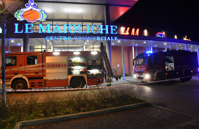 INCENDIO CENTRO COMMERCIALE MAIOLICHE NEGOZIO CARPISA A FAENZA (RA)