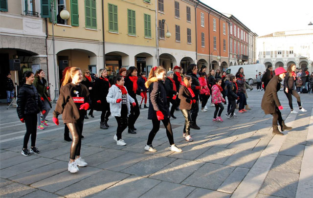 Il flash mob #One Billion Rising in piazza a Russi nel 2020