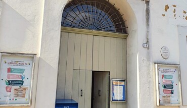 L'ingresso Della Biblioteca Con Il Box Per La Restituzione Dei Libri