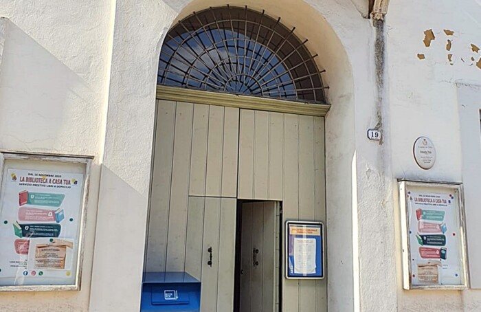 L'ingresso Della Biblioteca Con Il Box Per La Restituzione Dei Libri
