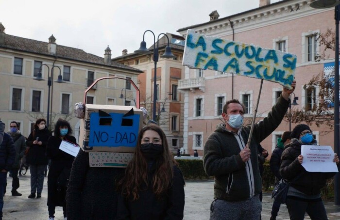 Scuola Dad Protesta Piazza Kennedy