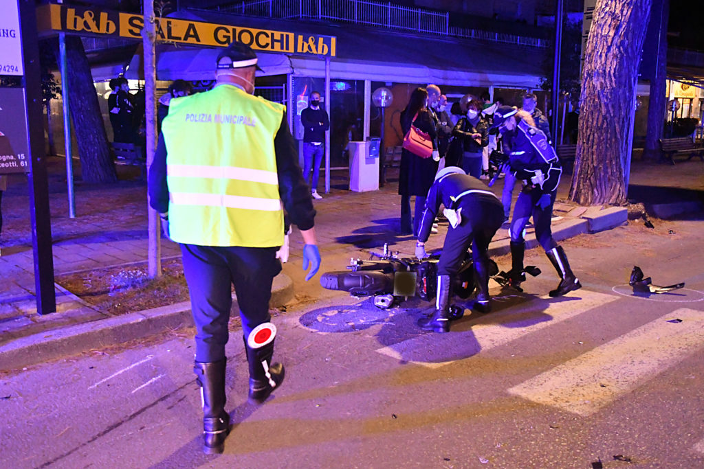 Motociclista di 18 anni muore in un incidente a Milano Marittima