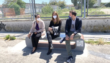 Da Sx Gli Assessori Ouidad Bakkali, Federica Del Conte E Giacomo Costantini Sulla 'panchina Smart' Del Progetto DARE