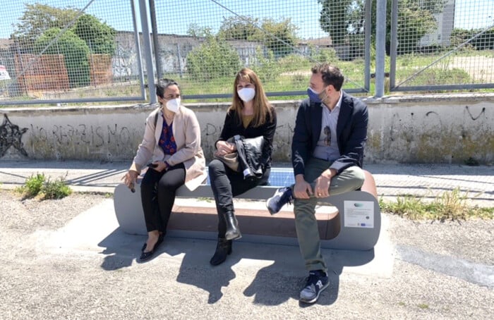 Da Sx Gli Assessori Ouidad Bakkali, Federica Del Conte E Giacomo Costantini Sulla 'panchina Smart' Del Progetto DARE