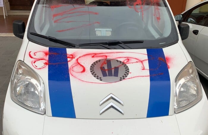 L'auto Della Polizia Locale Imbrattata