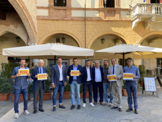 I Partecipanti All'incontro Sul Bike Park, Tra Cui Giuseppe Pedicini (il Secondo Da Destra) E Il Sindaco Michele De Pascale,