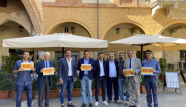 I Partecipanti All'incontro Sul Bike Park, Tra Cui Giuseppe Pedicini (il Secondo Da Destra) E Il Sindaco Michele De Pascale,
