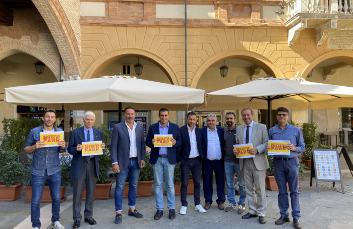 I Partecipanti All'incontro Sul Bike Park, Tra Cui Giuseppe Pedicini (il Secondo Da Destra) E Il Sindaco Michele De Pascale,