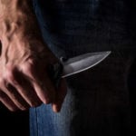 80810380 L Uomo Con Un Coltello In Una Mano Avvicinamento