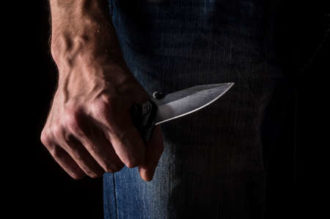 80810380 L Uomo Con Un Coltello In Una Mano Avvicinamento