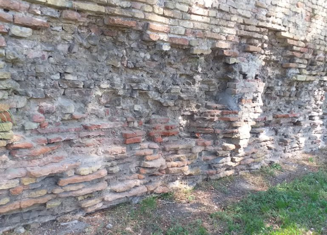 Antiche Mura Depredate Di Mattoni