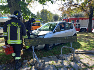 Incidente Piazza Caduti Auto Uomo Panchina