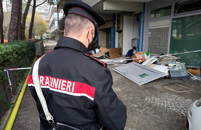 Carabinieri bancomat saltato pinarella