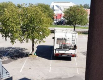 Campeggio Nomadi Nel Parcheggio Lidl Di Via Galilei Foto 4