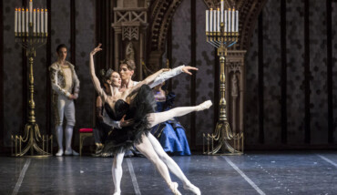 BALLETTO YACOBSON DI SAN PIETROBURGO LAGO DEI CIGNI FOTO DI MIKHAIL LOGVINOV 339A9472