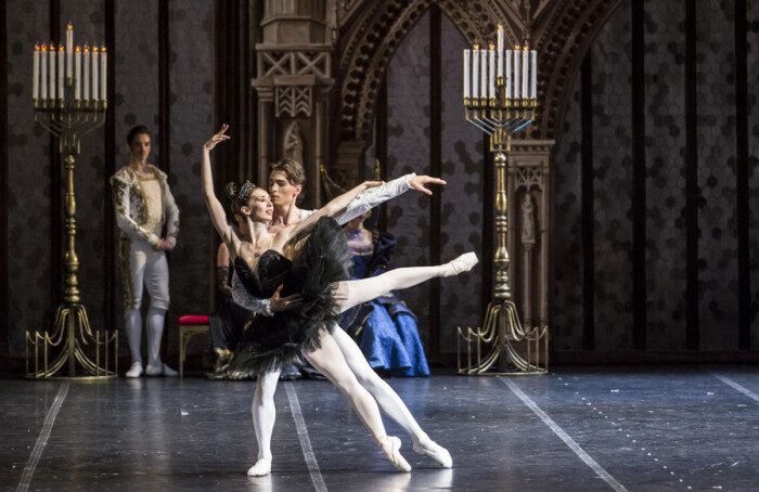 BALLETTO YACOBSON DI SAN PIETROBURGO LAGO DEI CIGNI FOTO DI MIKHAIL LOGVINOV 339A9472
