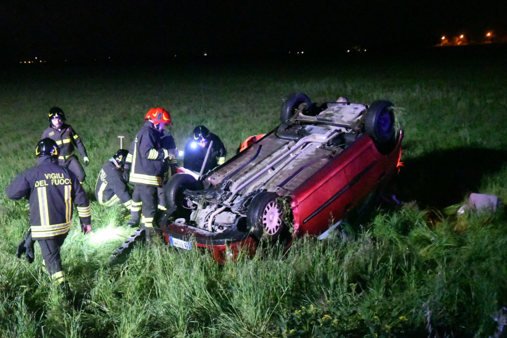 Auto con 4 giovani a bordo finisce fuori strada e si ribalta, muore una ...