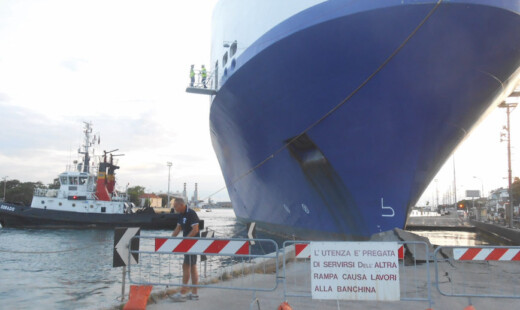 Nave A Porto Corsini Contro Banchina
