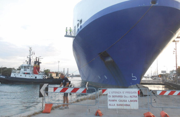 Nave A Porto Corsini Contro Banchina