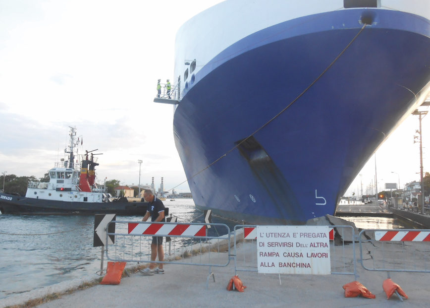 Nave A Porto Corsini Contro Banchina