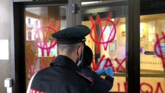 Carabinieri Scritte No Vax 2