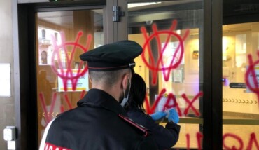 Carabinieri Scritte No Vax 2
