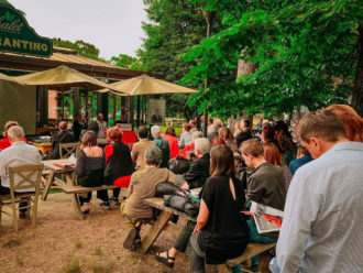 Il pubblico presente allo Chalet durante la presentazione