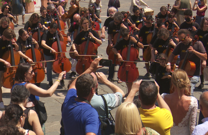 Flash mob 100 Cellos