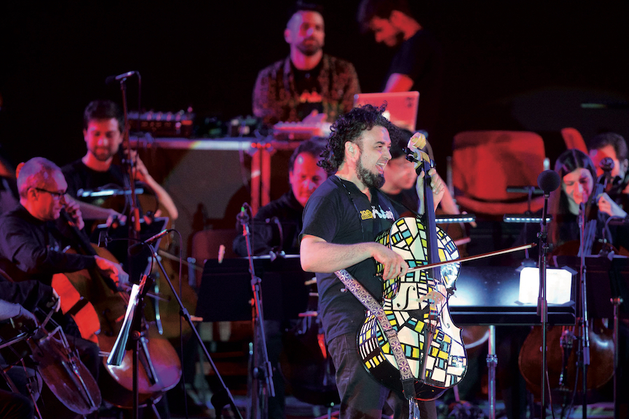 Enrico Melozzi e i 100 Cellos (foto Zani/Casadio)