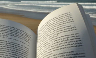 Leyendo Un Libro En La Playa