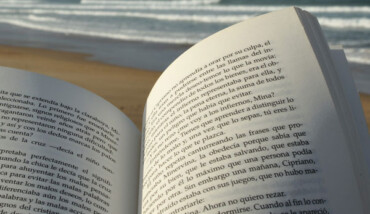 Leyendo Un Libro En La Playa