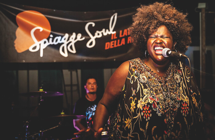 Lisa Hunt Vocalist