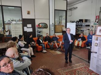 Raffaele Clò Al Centro Con I Volontari Del Melograno