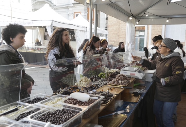 17 11 2022 Ravenna; Confcommercio Piazza Del Popolo Inaugurazione Art E Ciocc Cioccolato E Golosità . Inaugurazione Taglio Del Nastro E Cioccolatieri